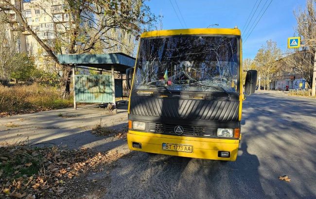 Russians hit a bus in Kherson, resulting in four injured