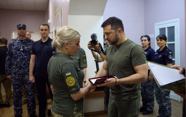 Zelenskyy visits frontline town in southern Ukraine and meets with military medics