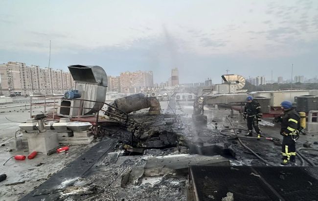 Debris falls on Auchan: Photos of the aftermath of the attack on Kyiv