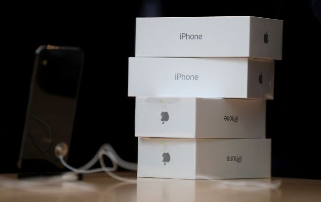 Apple will update iPhones while still in boxes
