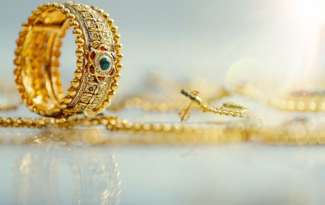 Which zodiac signs are best suited for gold jewelry