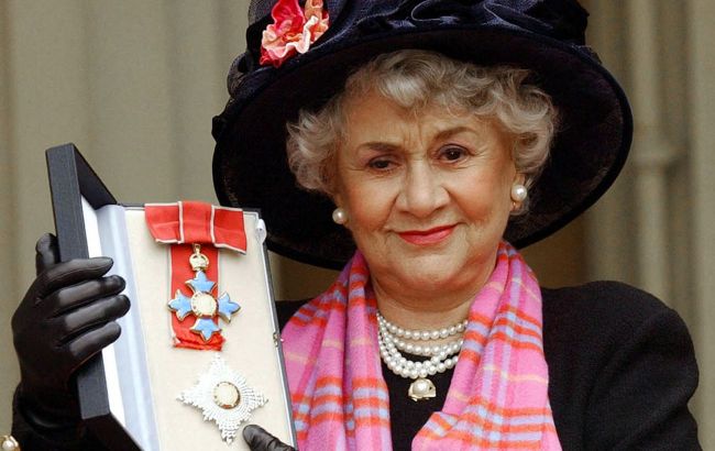 Joan Plowright, star of 101 Dalmatians and Dennis the Menace, dies