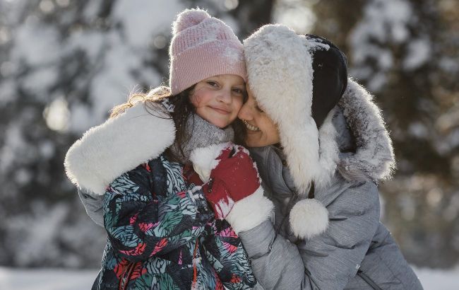 How long can kids play outdoors safely in extreme cold?