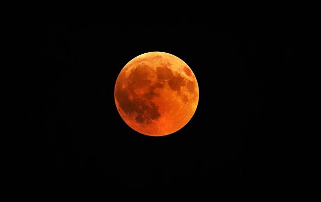 Blood Moon prepares fateful gifts. Astrologer named lucky ones to receive them