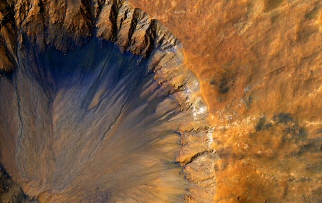 Giant volcano found on Mars: Potential for hidden water reserves
