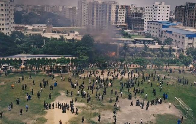 Fighter jet crashes into school in Bangladesh - One dead and several injured