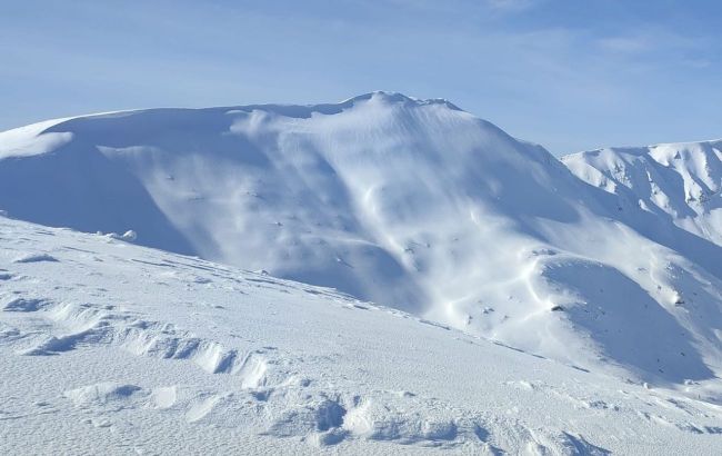 Avalanche hits mountain climbers in France, killing four