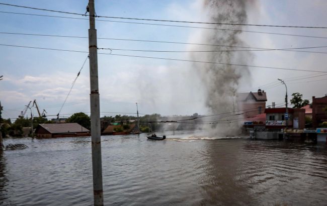 Russians shell Kherson during evacuation