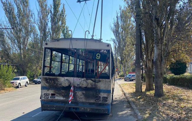 Russians shell trolleybus in Kherson: policeman killed, two passengers wounded
