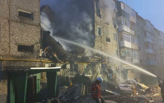 Russians attack multi-story building in Sumy: 10 people rescued from rubble, casualties reported