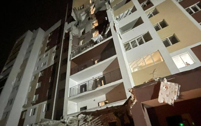 Russia attacked Kyiv: High-rise building damaged, company caught fire
