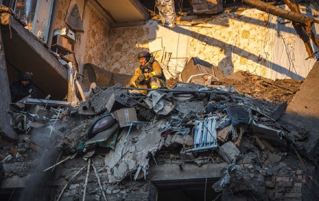 Russian air strike on Kramatorsk: Rescuers resume debris removal