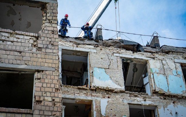 Russian missile strike claims nine lives in Kyiv as rescue crews finish clearing rubble (photos)