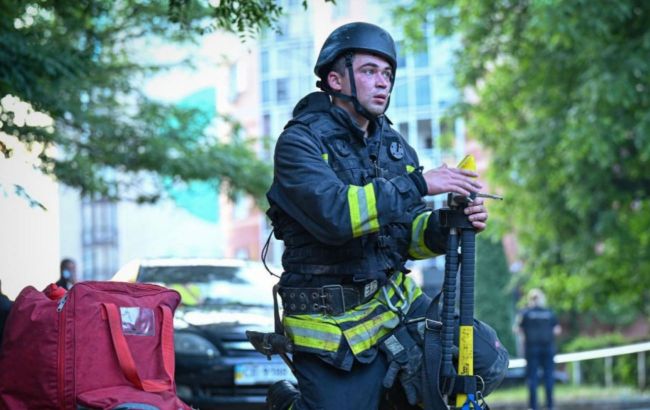 Ukraine police rush to save lives after Russian airstrike hits Chernivtsi — video