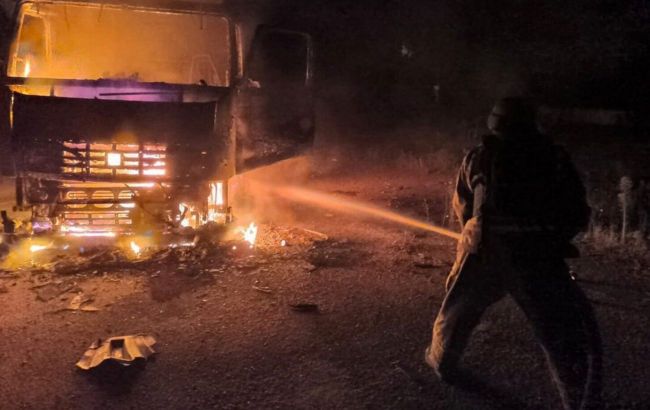 Russia strikes Ukrainian rescuers while extinguishing fire from previous Russian strike