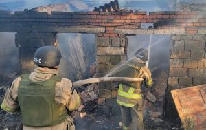 Missile strike on Dnipro injures three, wrecks buildings and cars