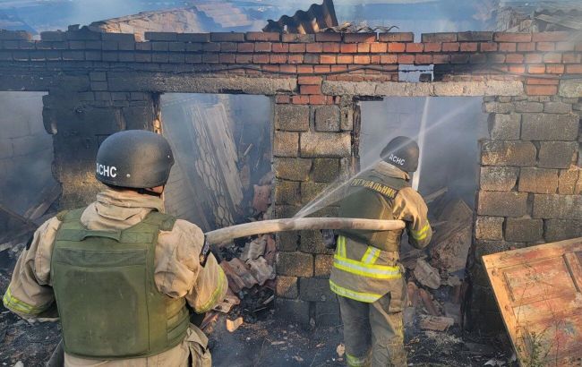Missile strike on Dnipro injures three, wrecks buildings and cars