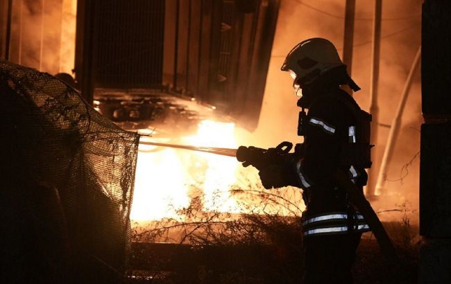 Russia’s night strikes cut power to nearly 100,000 Ukrainian households