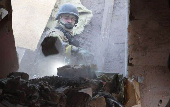 Russian strikes on Ukraine's Zaporizhzhia: Rescuers pull another victim's body from rubble