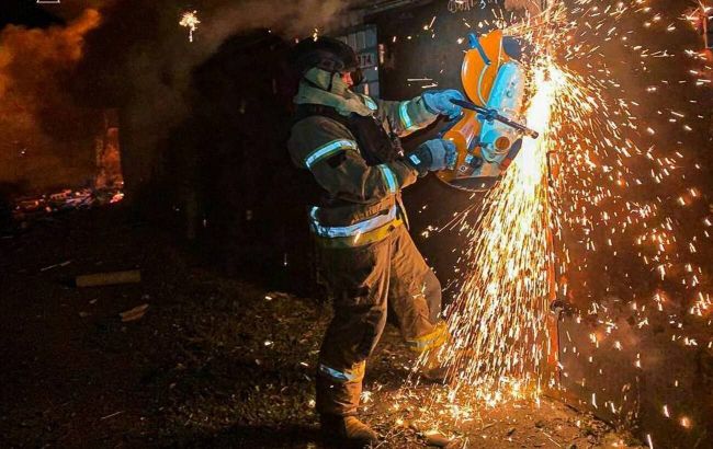 Artillery strikes Kherson at night, causing fires and damage