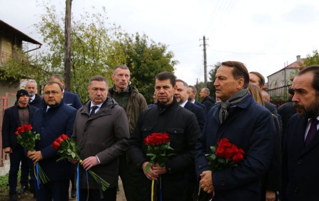 Polish FM visits site of recent Russian strike near Lviv during Ukraine trip