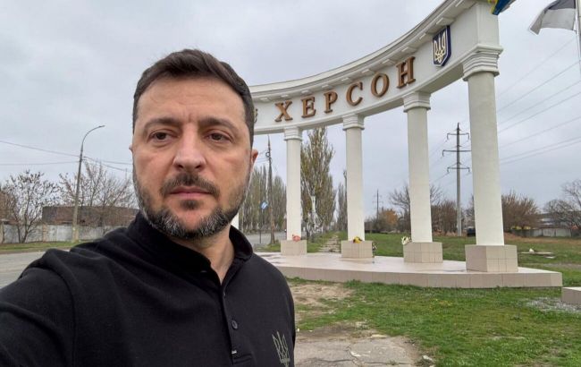 Ukraine's President arrives in Kherson