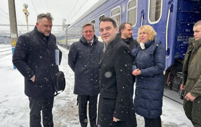 Czech foreign minister arrives in Kyiv as train delayed by Russian attack