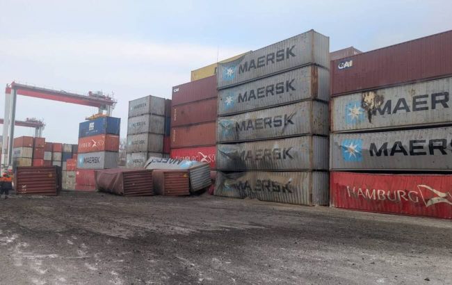 Russia launches ballistic missile attack on port of Chornomorsk: One person injured, oil spill reported