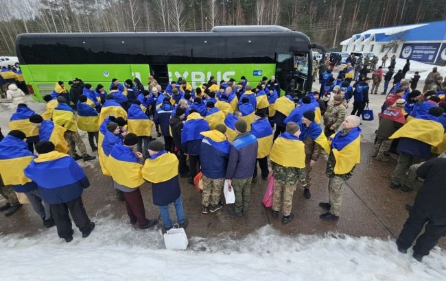 Ukraine brings home 200 prisoners of war from Russia, larger exchange expected tomorrow