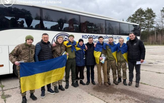 Ukraine wins release of 7 civilians held in Russian captivity