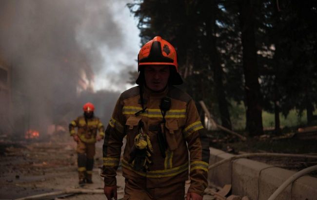 Russian massive strike on Ukraine leaves 100+ wounded, kills on-duty rescue worker
