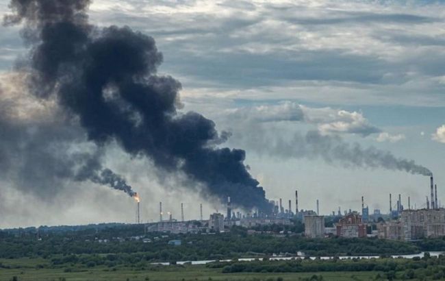 US fuel prices rise as fallout from attacks on Russian refineries spreads - Axios