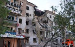 Russian bombs demolish two floors of building in Zaporizhzhia, deaths reported