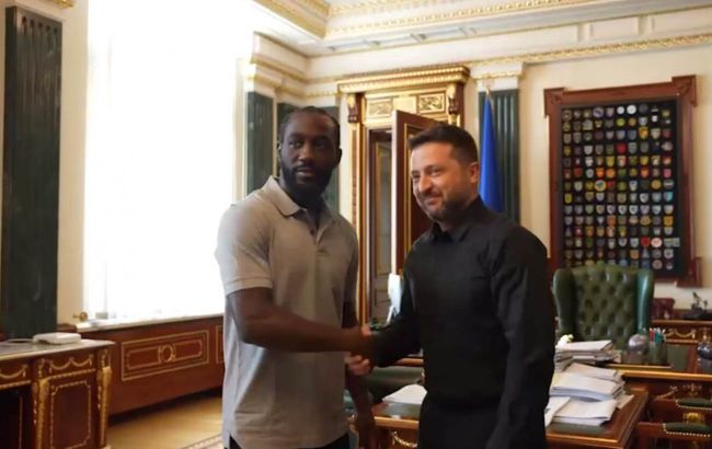 Terence Crawford visits Ukraine and surprises Zelenskyy with symbolic present