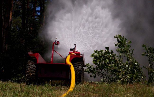 Ukraine gets its first firefighting robot to fight fires and save lives (photos, video)