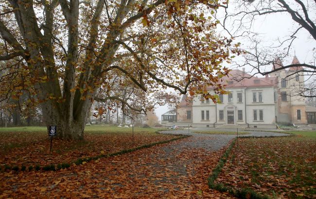 Haunted palace in western Ukraine: Locals claim to see ghosts inside