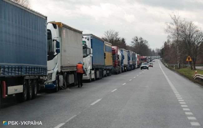 In Poland, protesters dumped grain from Ukrainian trucks on road