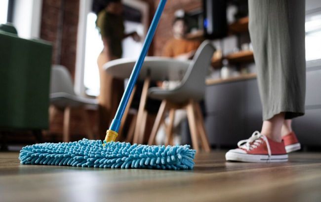 Why the floor is sticky after cleaning: Explanation and tips