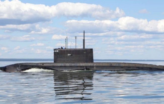 Swedish aircraft and ships follow Russian submarine in Baltic Sea 