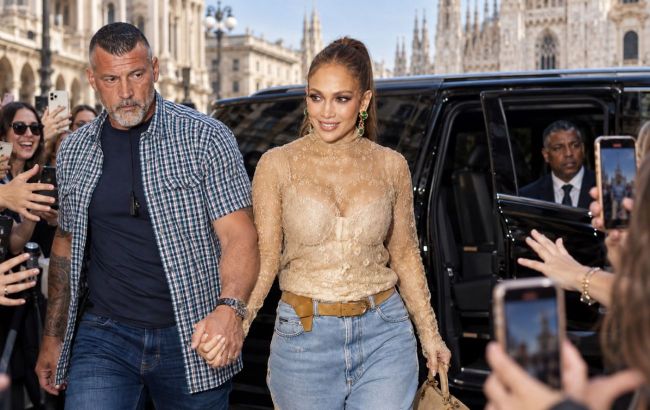 Jennifer Lopez spotted with bodyguard in Italy, sparking romance rumors
