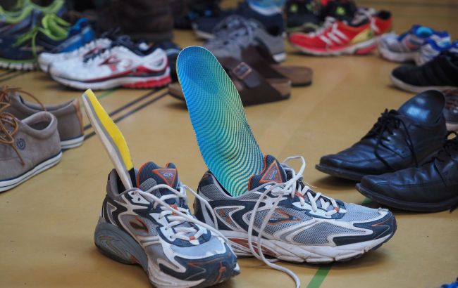 3 ways to effectively wash insoles to eliminate stains and odors