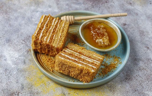 Ukrainians furious over NYT calling Medovyk 'Russian' cake