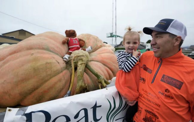 American farmer grew world's most giant pumpkin weighing over ton