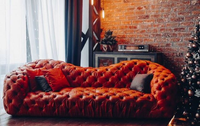 Main trends in living room design in 2025: Bright maximalism and curved sofas