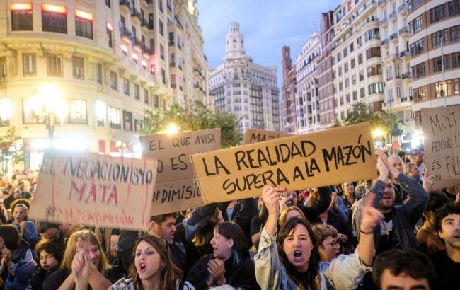 Protests erupt in Spain after deadly floods