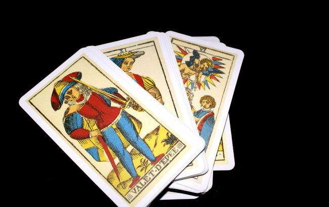 Tarot horoscope weekly. Who starts new romance and who cannot avoid conflicts