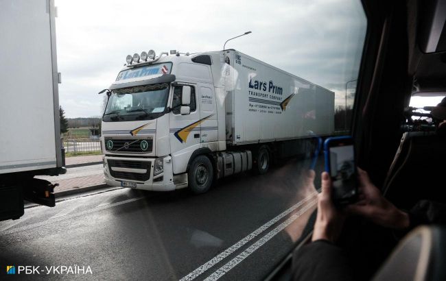 Ukrainian Railways deliver first batch of trucks to Poland by rail