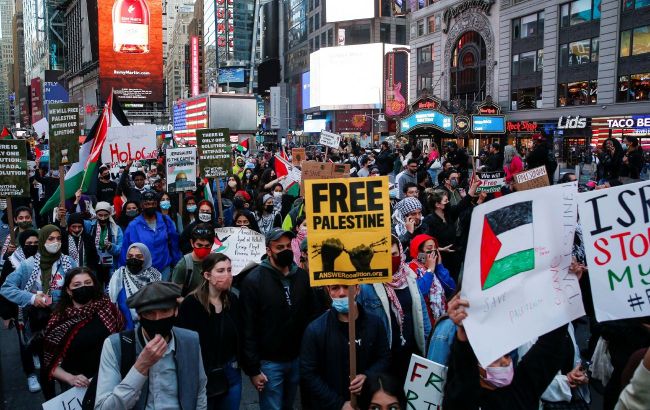 Trump bans green cards for anti-American, anti-Semitic, and pro-Palestine crowds