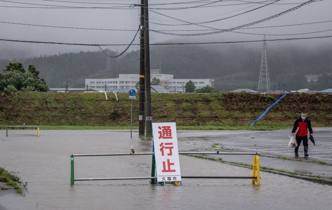 Typhoon hits northern Japan, paralyzing airplane and train traffic