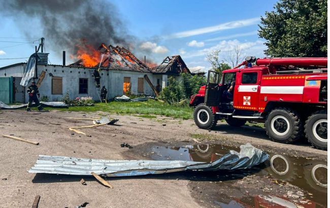 Russia strikes frontline village in Kharkiv region: Fires break out, building destroyed